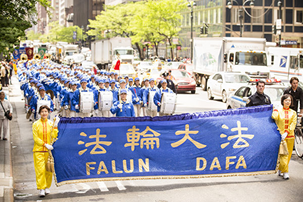 5月14日，四千名来自全球的部分法轮功学员在纽约曼哈顿中城联合国附近游行，敦促联合国制止中共行恶。（爱德华／大纪元）