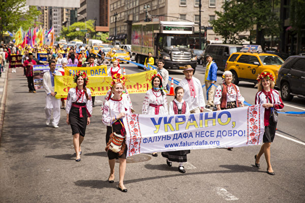 5月14日，来自世界50多个国家的近4,000名法轮功学员，在纽约曼哈顿中城举行庆祝“世界法轮大法日”的大型游行庆典活动，纪念法轮大法传世22周年。（爱德华/大纪元）