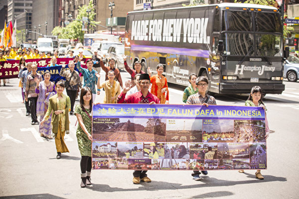 5月14日，四千名来自全球的部分法轮功学员在纽约曼哈顿中城联合国附近游行，敦促联合国制止中共行恶。（爱德华／大纪元）