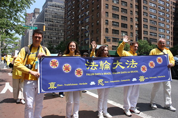 5月14日，来自世界50多个国家的近4,000名法轮功学员，在纽约曼哈顿中城举行庆祝“世界法轮大法日”的大型游行庆典活动，纪念法轮大法传世22周年。（骆亚/大纪元）