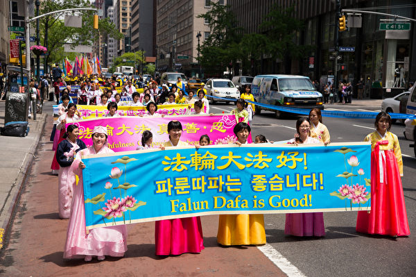 5月14日，四千名来自全球的部分法轮功学员在纽约曼哈顿中城联合国附近游行，敦促联合国制止中共行恶。（戴兵／大纪元）