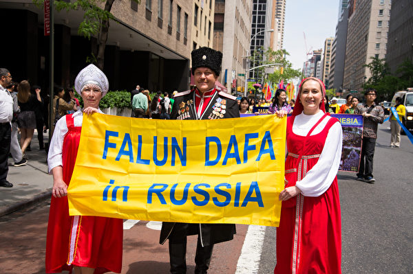 5月14日，四千名来自全球各地的部分法轮功学员在纽约曼哈顿中城联合国附近游行，敦促联合国制止中共行恶。（戴兵／大纪元）