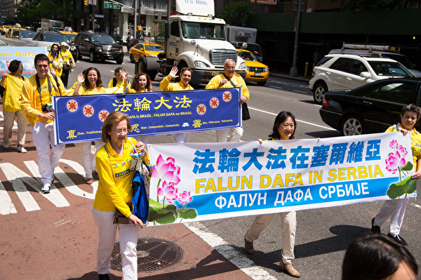 5月14日，四千名来自全球的部分法轮功学员在纽约曼哈顿中城联合国附近游行，敦促联合国制止中共行恶。（戴兵／大纪元）