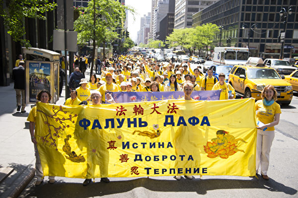 5月14日，四千名來自全球的部份法輪功學員，在紐約曼哈頓中城聯合國附近遊行，敦促聯合國制止中共行惡。（戴兵/大紀元）