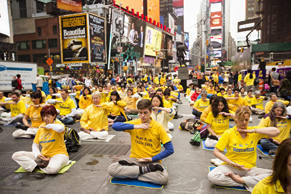 2014年5月15日，法轮功学员在纽约曼哈顿时代广场集体炼功。（爱德华／大纪元）