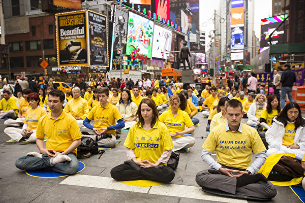 2014年5月15日，法轮功学员与纽约曼哈顿时代广场集体炼功。（爱德华／大纪元）