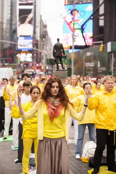 2014年5月15日，法轮功学员在纽约曼哈顿时代广场集体炼功。（爱德华／大纪元）