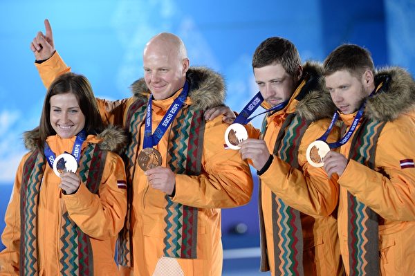 2014年2月14日，索契冬奧會馬汀斯•魯本尼斯（左二）和隊友獲得雪橇銅牌。（Getty Images）