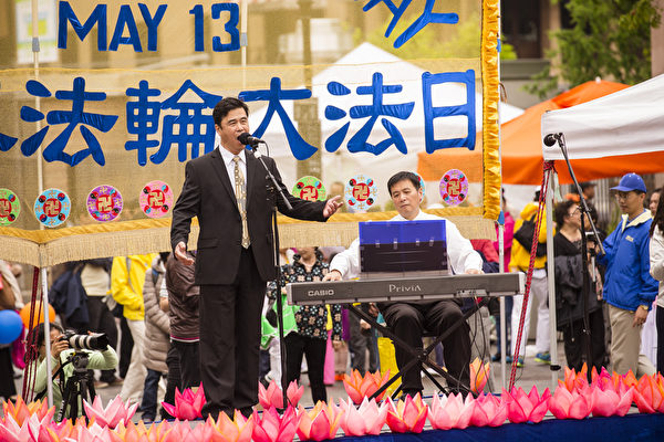 2014年5月15日為了慶祝世界法輪大法日，來自歐洲、澳洲紐西蘭、亞洲、南美洲以及部分紐約學員約7～8百名法輪功修煉者於聯合廣場舉行慶祝活動，圖為男聲獨唱。（愛德華／大紀元）