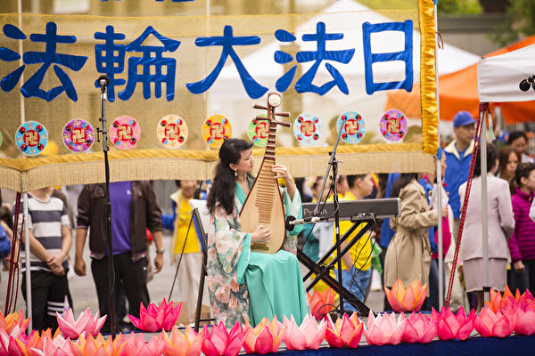 2014年5月15日為了慶祝世界法輪大法日，來自歐洲、澳洲紐、西蘭、亞洲、南美洲以及部分紐約學員於聯合廣場舉行慶祝活動，圖為琵琶獨奏。（愛德華／大紀元）