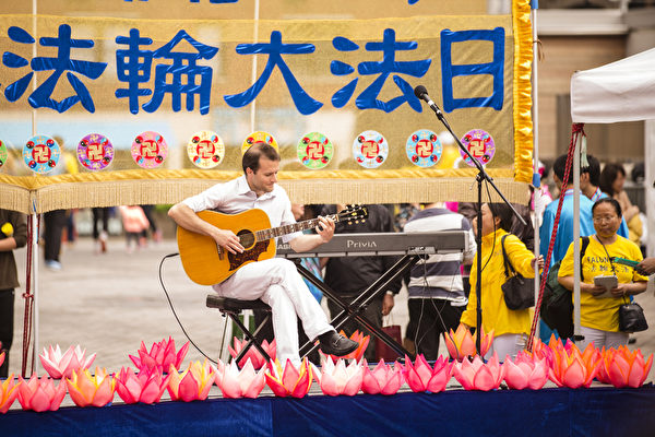 2014年5月15日為了慶祝世界法輪大法日，來自歐洲、澳洲紐、西蘭、亞洲、南美洲以及部分紐約學員於聯合廣場舉行慶祝活動，圖為吉他演奏。（愛德華／大紀元）