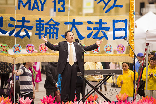 2014年5月15日為了慶祝世界法輪大法日，來自歐洲、澳洲紐、西蘭、亞洲、南美洲以及部分紐約學員於聯合廣場舉行慶祝活動，圖為男聲獨唱。（愛德華／大紀元）