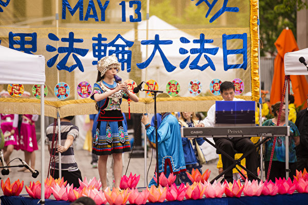 2014年5月15日為了慶祝世界法輪大法日，來自歐洲、澳洲、紐西蘭、亞洲、南美洲以及部分紐約學員於聯合廣場舉行慶祝活動，圖為葫蘆絲獨奏。（愛德華／大紀元）