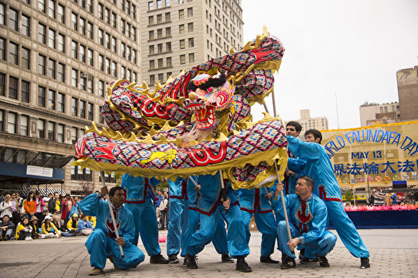 2014年5月15日為了慶祝世界法輪大法日，部份紐約法輪功學員於聯合廣場舉辦慶祝活動。（戴兵／大紀元）