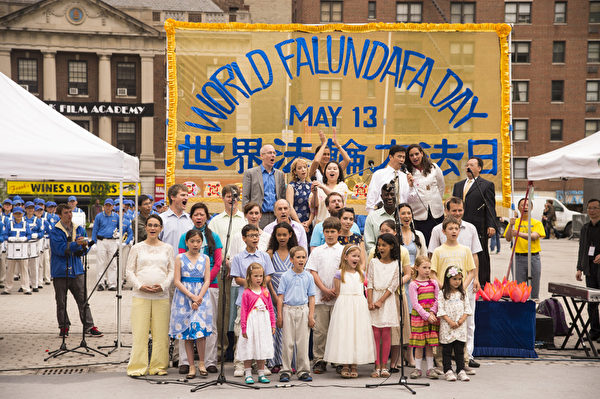 2014年5月15日為了慶祝世界法輪大法日，部份紐約法輪功學員於聯合廣場舉辦慶祝活動。（戴兵／大紀元）