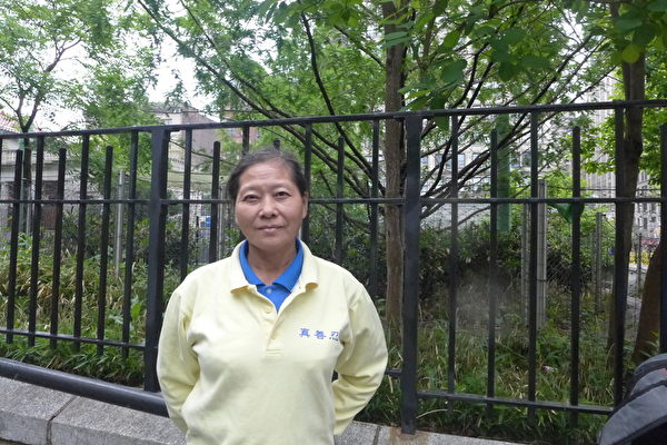 来自澳洲纽西兰的法轮功学员颜海玉，5月15日在纽约联合广场，庆祝第15届“世界法轮大法日” 。（蔡溶/大纪元）