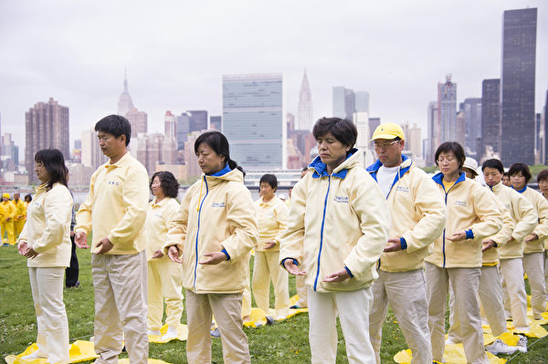 2014年5月14日，来自大纽约地区的近千名法轮功学员，在联合国总部对岸河边的甘纯公园，举行大型炼功排字。（戴兵／大纪元）