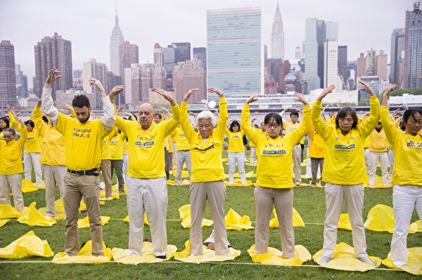 2014年5月14日，来自大纽约地区的近千名法轮功学员，在联合国总部对岸河边的甘纯公园，举行大型炼功排字。（戴兵／大纪元）