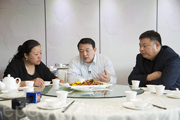 新唐人「全世界中國菜廚技大賽」的3位评委正在给参赛作品打分。中间的是評委會主席曲運強。 （艾文／大纪元）