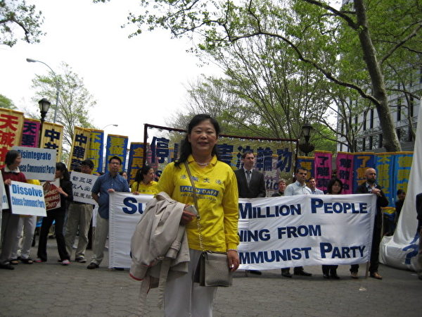 5月14日，来自美国的法轮功学员陈振波，祝贺法轮功洪传世界并呼吁解体中共、制止迫害。（张顿/大纪元）