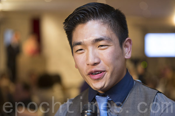 榮登《我是廚神》大賽寶座的華裔青年張華聰（Eric Chong）出席了晚宴。（艾文／大紀元）
