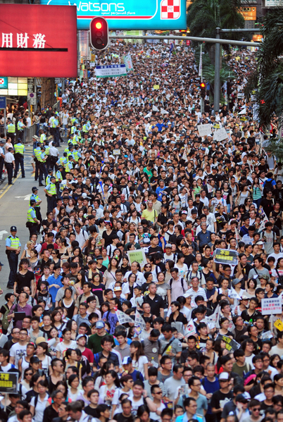 2012年七一大游行的主题为“踢走党官商勾结，捍卫自由争民主”。图为2012年7月1日，香港，参加游行的队伍。(RICHARD A. BROOKS/AFP PHOTO)
