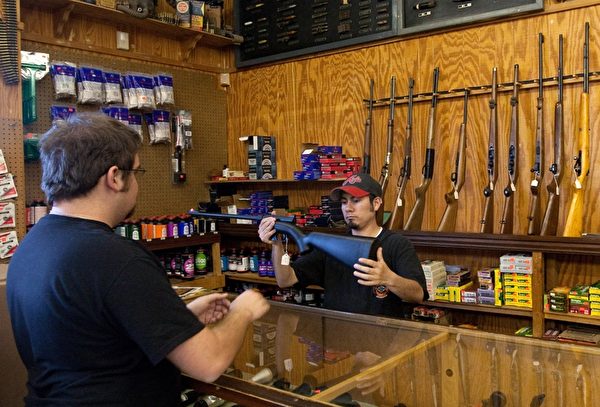 美國最高法院16日裁定，民眾代購槍枝必須如實申報登記。圖為美國得克薩斯州的一間槍枝商店。(AFP/STR)
