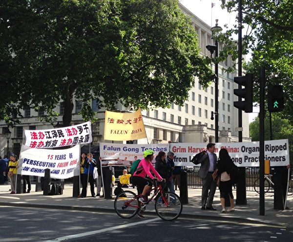 2014年6月17日，英首相卡梅伦与到访的中共总理李克强会见，法轮功学员在英国首相府大门对面进行和平抗议。（明慧网）