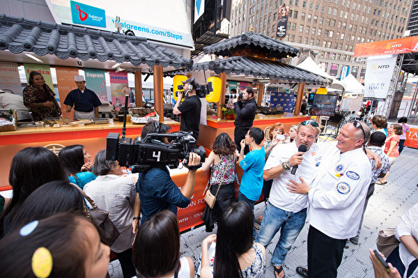 由新唐人電視台和大紀元時報聯合舉辦的亞洲美食節暨中國菜廚技大賽，6月25日在紐約時代廣場隆重開幕。（戴兵／大紀元）