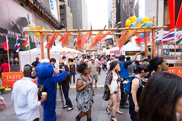 由新唐人電視台和大紀元時報聯合舉辦的亞洲美食節暨中國菜廚技大賽，6月25日在紐約時代廣場隆重開幕。（戴兵／大紀元）