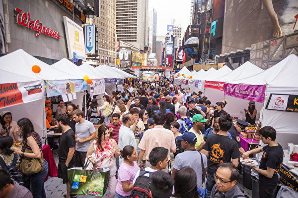 由新唐人電視台和大紀元時報聯合舉辦的亞洲美食節暨中國菜廚技大賽，6月25日在紐約時代廣場隆重開幕。（愛德華／大紀元）