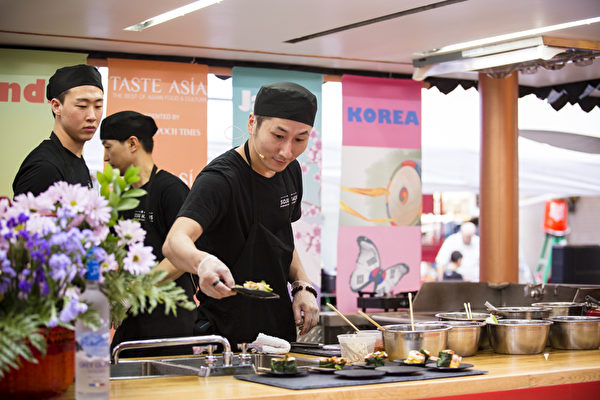 由新唐人電視台和大紀元時報聯合舉辦的亞洲美食節暨中國菜廚技大賽，6月25日在紐約時代廣場隆重開幕。（愛德華／大紀元）