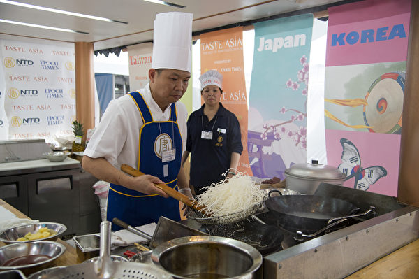 由新唐人電視台和大紀元時報聯合舉辦的第六屆「全世界中國菜廚技大賽」，來自加拿大的袁國輝在炒鮮奶。（戴兵／大紀元）