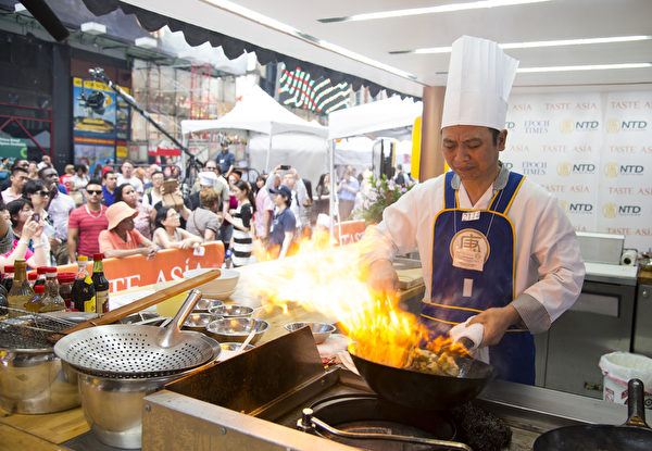 由新唐人電視台和大紀元時報聯合舉辦的中國菜廚技大賽，6月26日在紐約時代廣場隆重開幕。張振祥東北菜銅獎。（戴兵／大紀元）