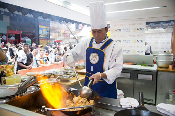 由新唐人電視台和大紀元時報聯合舉辦的中國菜廚技大賽，6月26日在紐約時代廣場隆重開幕。東北菜銅獎。（戴兵／大紀元）