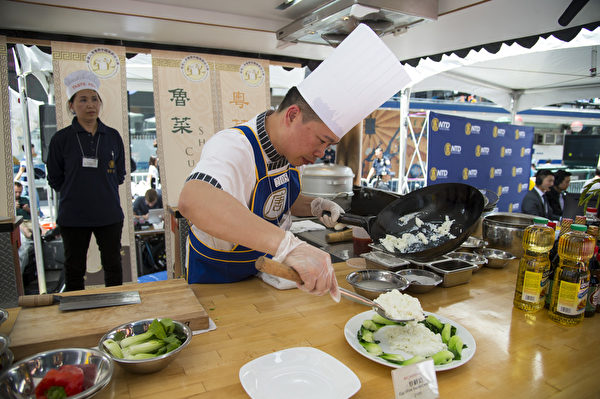 由新唐人電視台和大紀元時報聯合舉辦的中國菜廚技大賽，6月26日在紐約時代廣場隆重開幕。歐超文榮獲粵菜優勝獎。（戴兵／大紀元）