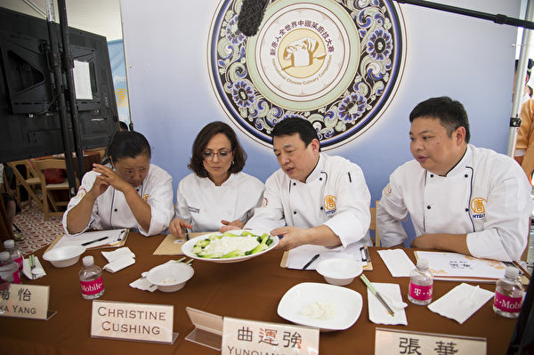 由新唐人電視台和大紀元時報聯合舉辦的中國菜廚技大賽，6月26日在紐約時代廣場隆重開幕。（戴兵／大紀元）
