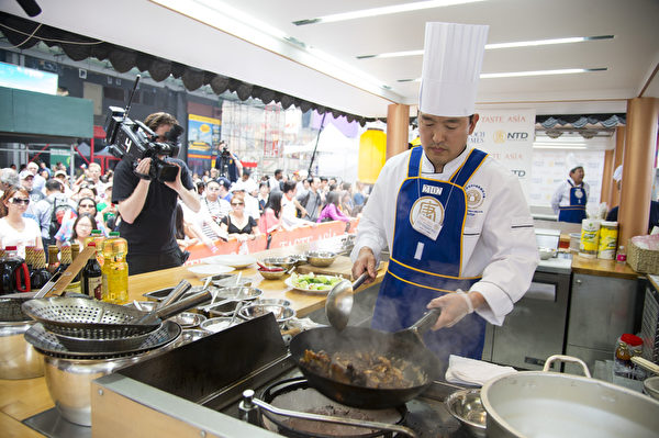 由新唐人電視台和大紀元時報聯合舉辦的中國菜廚技大賽，6月26日在紐約時代廣場隆重開幕。譚慶彪榮獲魯菜金獎。（戴兵／大紀元）