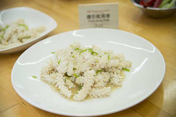 中國菜廚技大賽選手作品爆炒魷魚卷。（戴兵／大紀元）