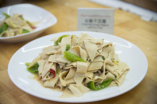中国菜厨技大赛选手作品尖椒干豆腐。（戴兵／大纪元）
