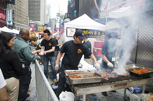 由新唐人電視台和大紀元時報聯合舉辦的亞洲美食節與第六屆全世界中國菜廚技大賽，6月26日在紐約時代廣場隆重舉行。（戴兵／大紀元）