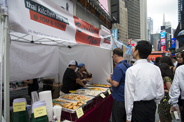 由新唐人電視台和大紀元時報聯合舉辦的亞洲美食節與第六屆全世界中國菜廚技大賽，6月26日在紐約時代廣場隆重舉行。（戴兵／大紀元）