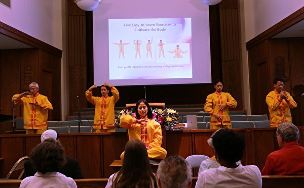 法輪功學員在加拿大首都地區信仰聯合會的音樂表演會上展示功法。（明慧網）
