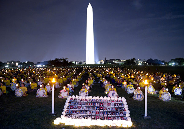2010华盛顿DC法轮功学员举行烛光夜悼。（戴兵/大纪元）  
