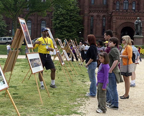 2011年5月10日，美国费城，法轮功学员举行真相图片展，并向民众讲述法轮功真相。（奚明/大纪元) 