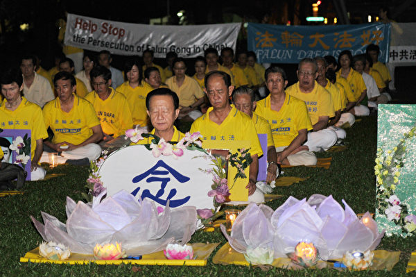 2011年7月20日，新加坡法轮功学员在芳林公园举行烛光守夜，悼念在中国大陆被迫害致死的法轮功学员。（明国/大纪元）