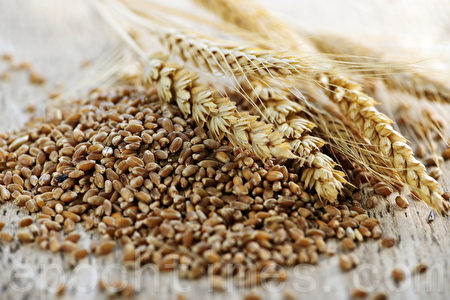 營養師建議每人每天應攝取至少48公克以上的全穀類，相當一小碗的量，可以降低發炎反應。（Fotolia） 