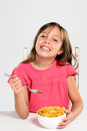 如果你的孩子早餐習慣吃穀類玉米片（cereal）加牛奶，那你可要注意避免食用含超高量營養素的穀類食品。(圖片來源：Fotolia) 