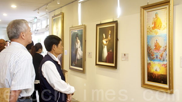 2013年5月7日，台湾台东，真善忍国际美展展出期间，观赏画作者络绎不绝。（林京昀/大纪元）