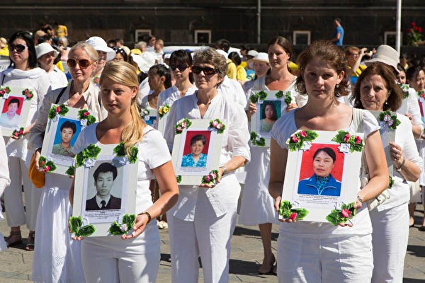 2013年7月，丹麦哥本哈根，当地法轮功学员举行7.20活动。图为游行中悼念因坚守“真、善、忍”信仰而遭受中共残酷迫害致死的法轮功学员。（Matthias Kehrein/大纪元）